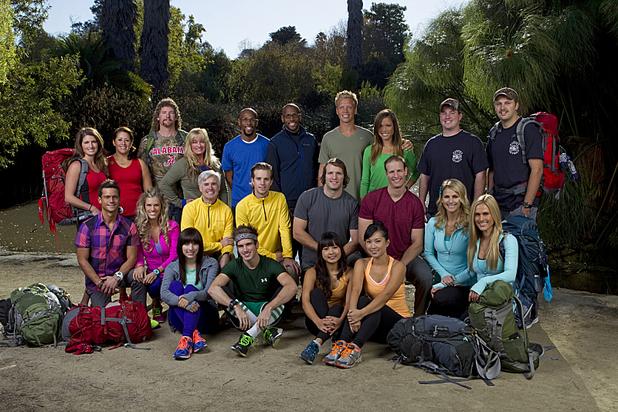 The cast of The Amazing Race 22 poses for a picture. 